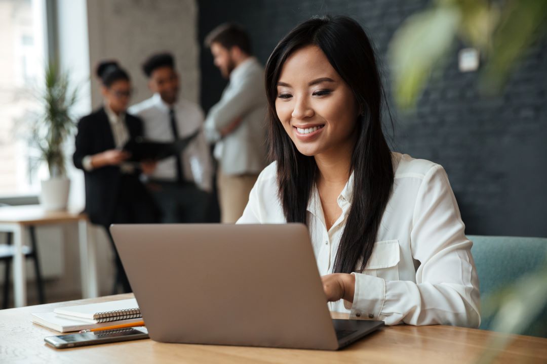 Cerita HRIS: Cara Memantau Kehadiran Karyawan Remote dengan Absensi Online