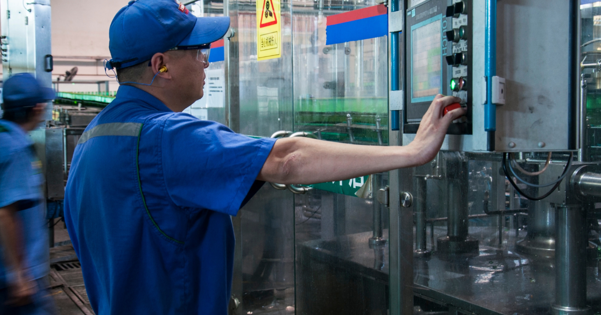 Sistem Absensi Pabrik Terbaik 2025: Panduan Perusahaan Manufaktur